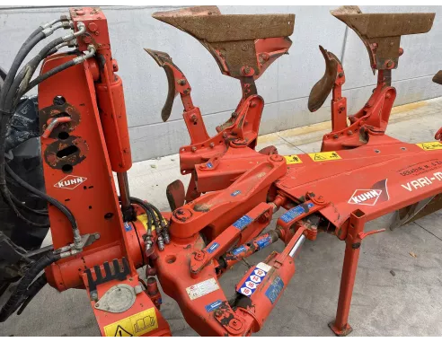 Charrue Kuhn Varimaster 122