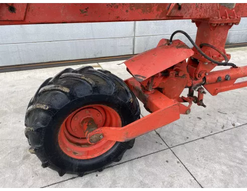 Charrue Grégoire besson semi portée SPG - 7 corps