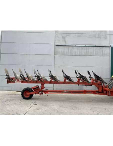 Charrue Grégoire besson semi portée SPG - 7 corps