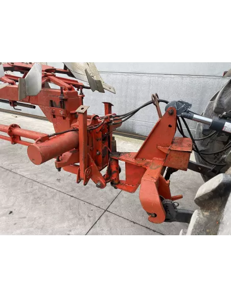 Charrue Grégoire besson semi portée SPG - 7 corps