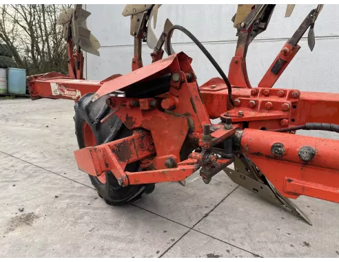 Charrue Grégoire besson semi portée SPG - 7 corps