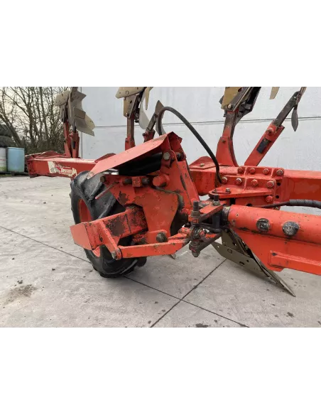 Charrue Grégoire besson semi portée SPG - 7 corps