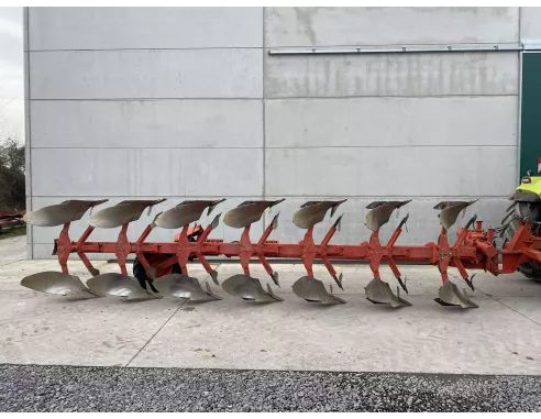 Charrue Grégoire besson semi portée SPG - 7 corps