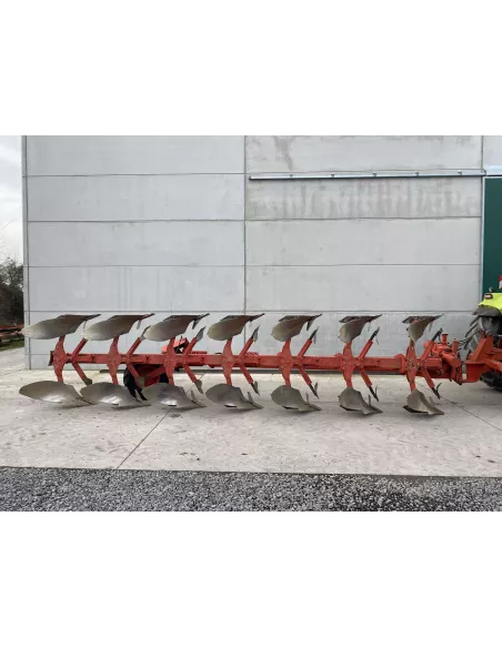 Charrue Grégoire besson semi portée SPG - 7 corps