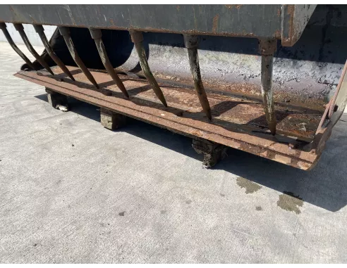 Godet multiservices 1.80 m